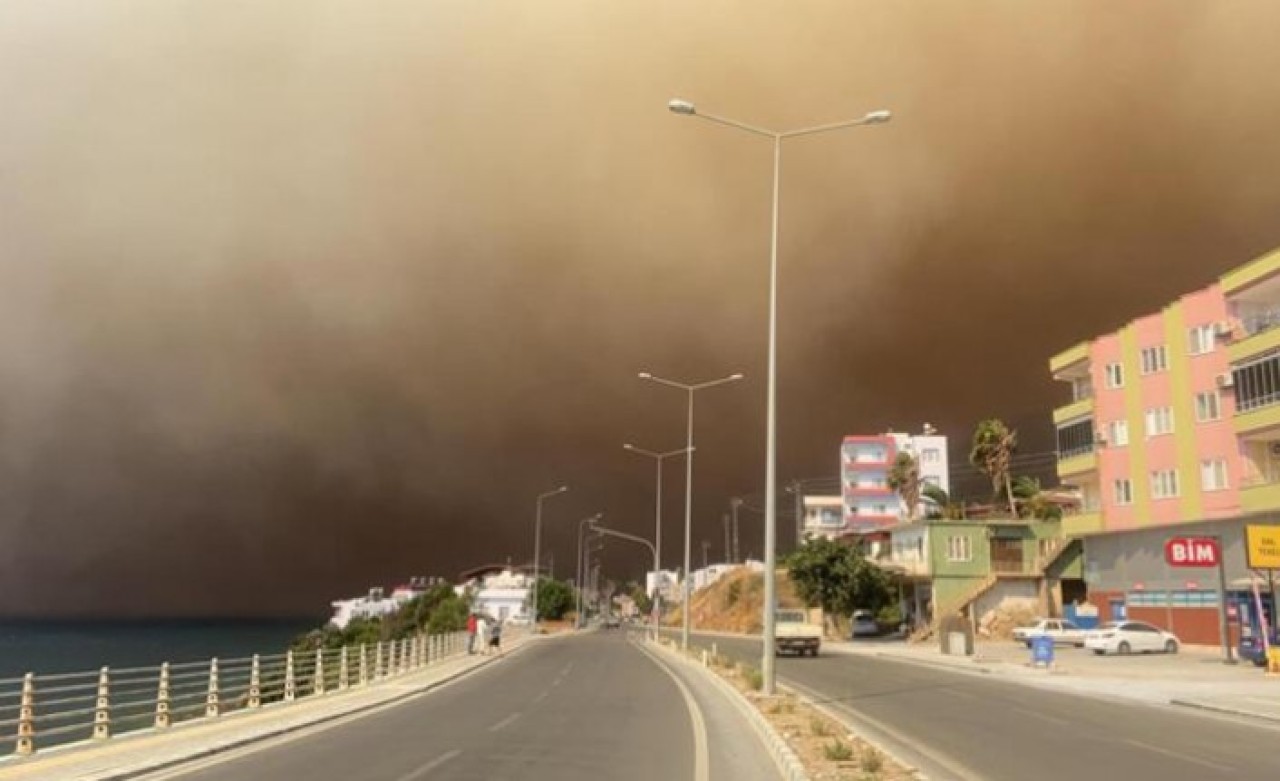 Şimdi de Silifke cayır cayır yanıyor: Kara yolu çift yönlü kapatıldı,  büyük panik var!