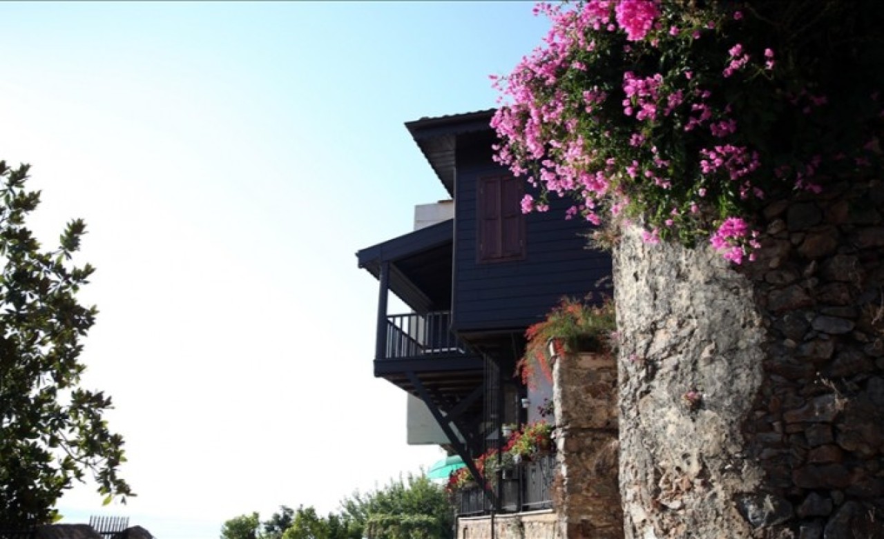 Surlarla çevrili koruma altındaki yapılarla iç içe yaşıyorlar