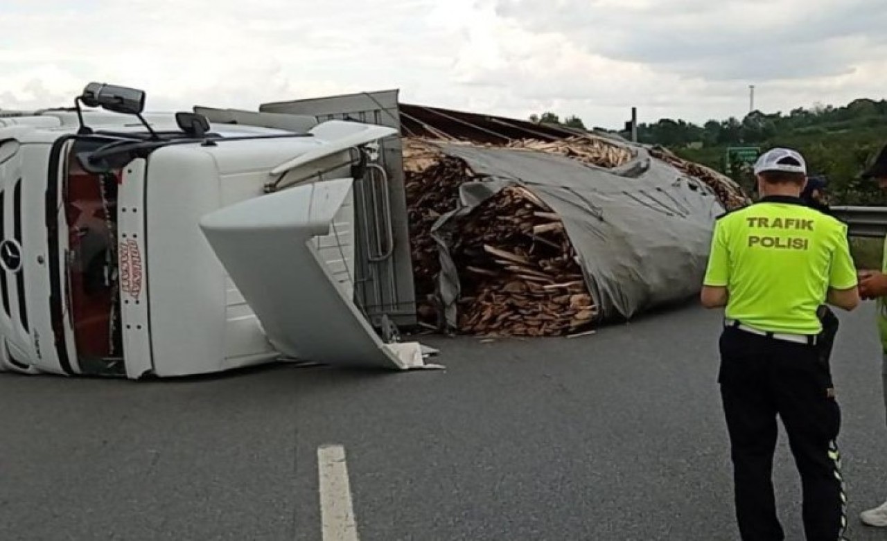 TIR devrildi: TEM Otoyolu ulaşıma kapandı
