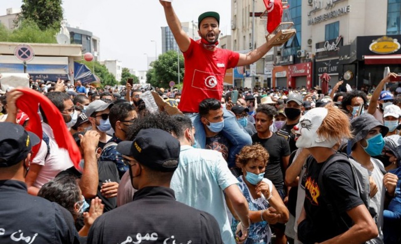 Tunus karıştı: : Bu bir darbedir!