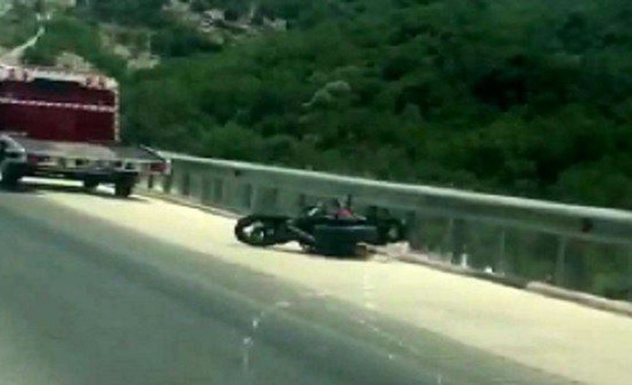 Urla'da motosikletiyle bariyerlere çarptı: Dilara Çeke öldü