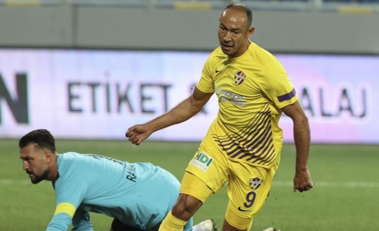 38 yaşındaki Umut Bulut 14 dakikada 2 gol attı