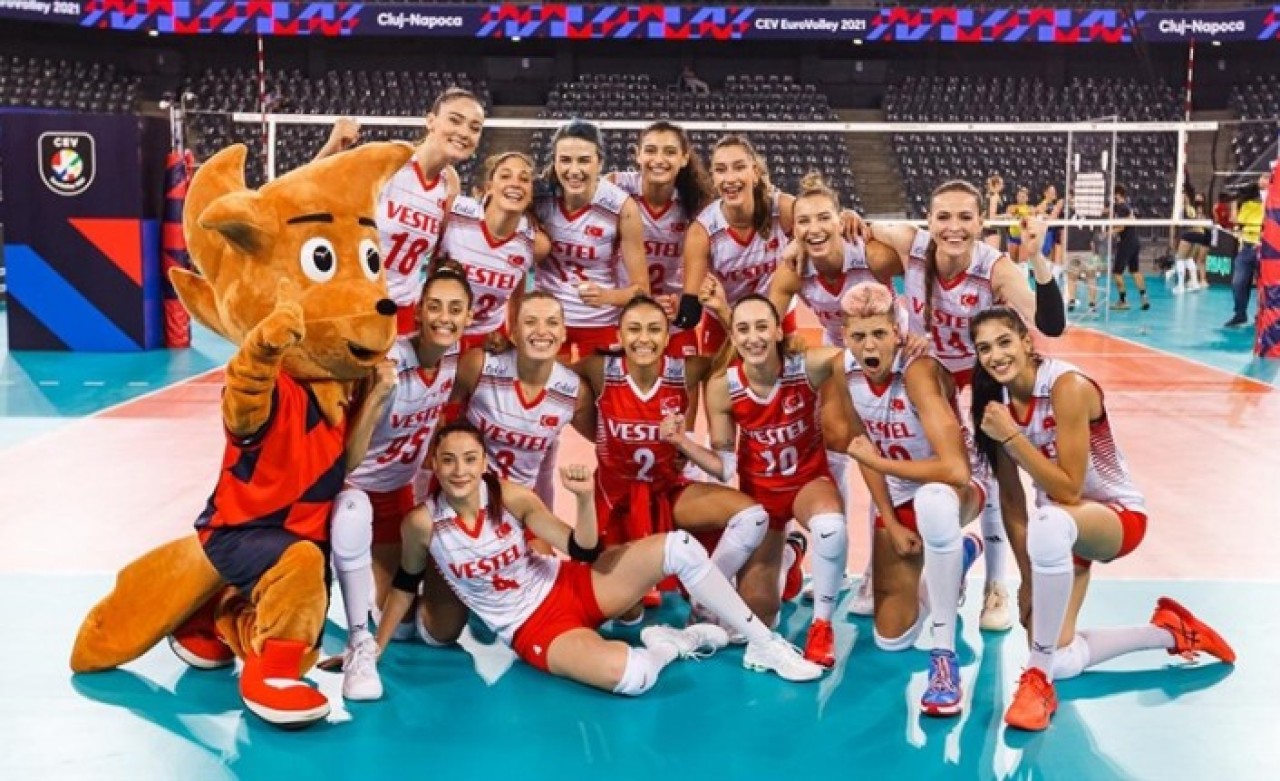 5'te 5 yapan Türkiye,  2021 Avrupa Kadınlar Voleybol Şampiyonası'nda 8'li finallere yükseldi