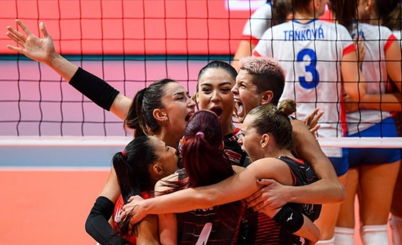 A Milli Kadın Voleybol Takımı,  Avrupa Şampiyonası'nda çeyrek finale yükseldi