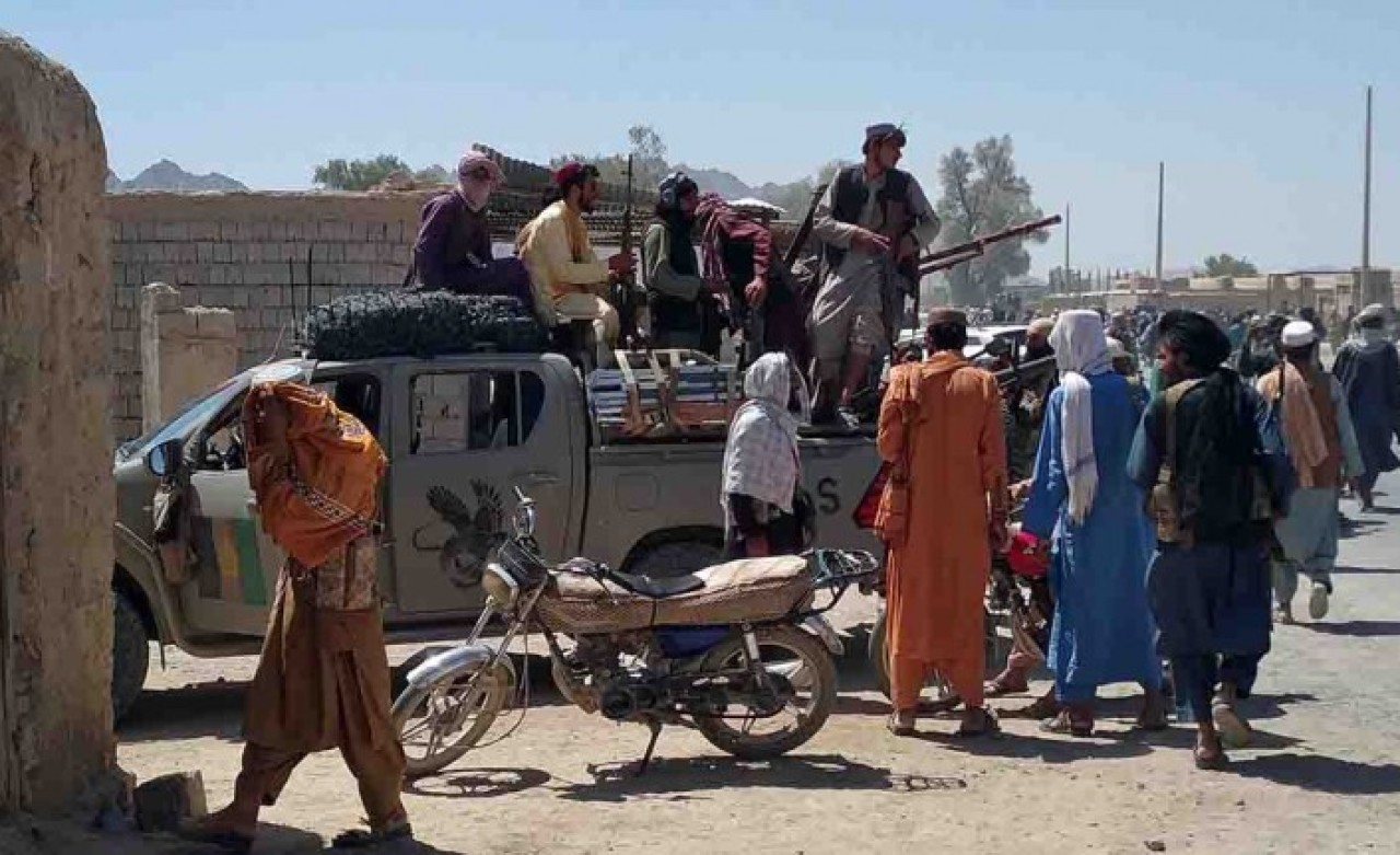Afganistan'da hükümet pes etti: Taliban'la yönetimin devri için müzakerelere başlanıyor