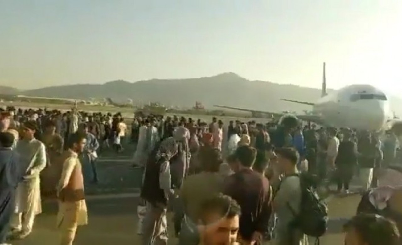 Afganistan'da kaos: Kabil Havaalanı'nda silah sesleri,  çok sayıda ölü ve yaralı var