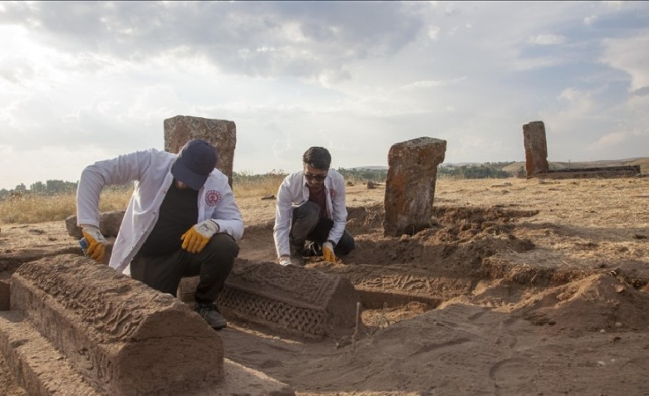 Ahlat Selçuklu Meydan Mezarlığı'nda iki sanduka bulundu