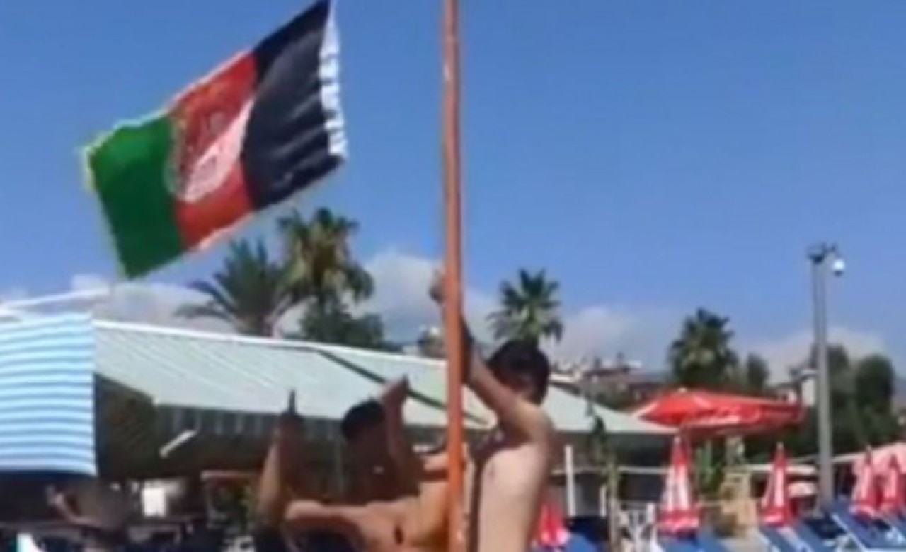 Alanya'da plajda Afganistan bayrağı göndere çekildi: Valilikten açıklama