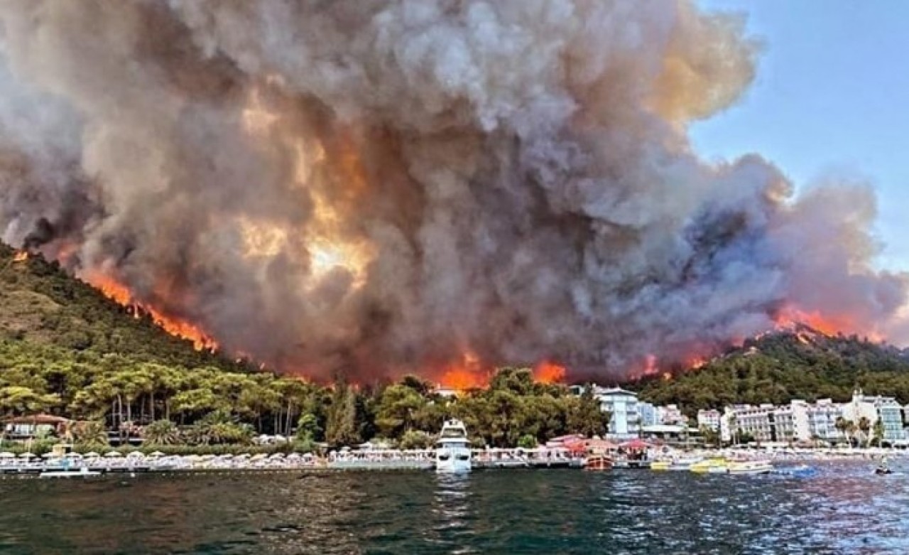 Alevler Turunç'u sardı: Milli Savunma Bakanlığı tahliye için çıkarma gemilerini gönderdi