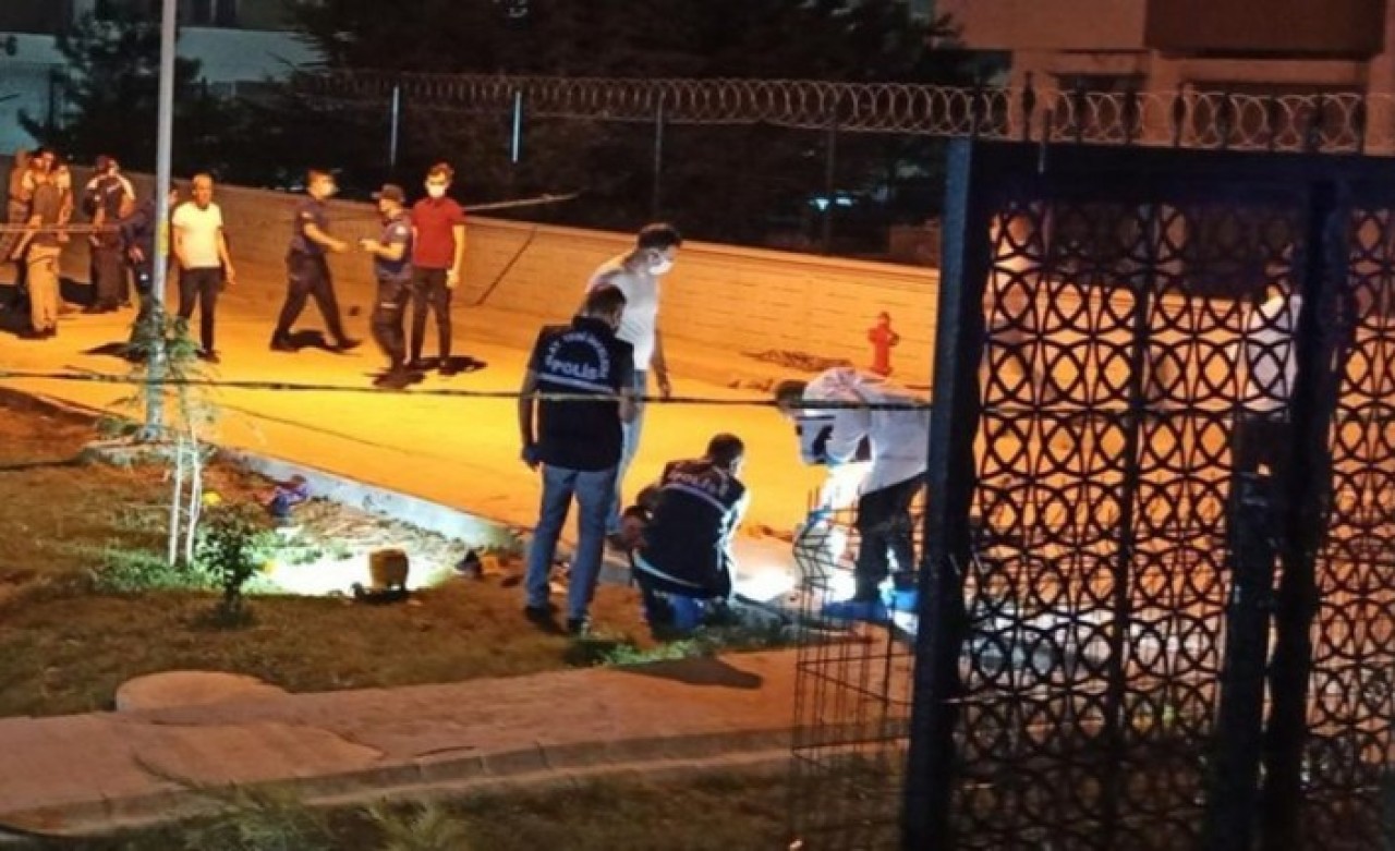 Ankara'da eski koca kurşun yağdırıp,  intihara teşebbüs etti: Ebru Yüksel öldü,  kızı ve erkek arkadaşı yaralı
