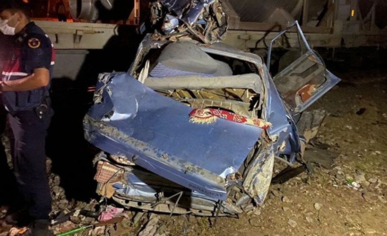 Balıkesir'de feci kaza: Ümmühan Şahpaz ve oğlu Aykut Ak öldü