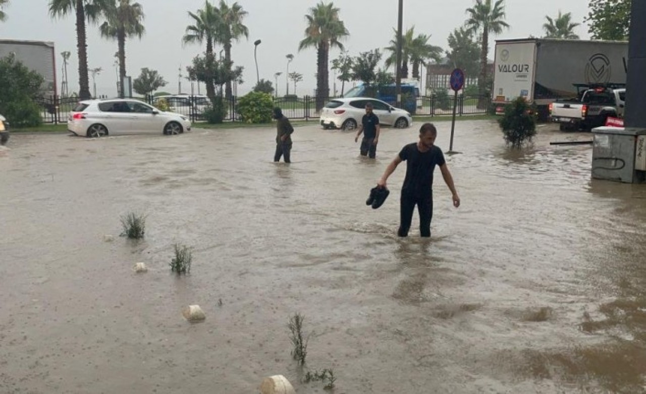 Bir sel haberi daha: Fatsa'yı vurdu,  Karadeniz Sahil yolu kapandı