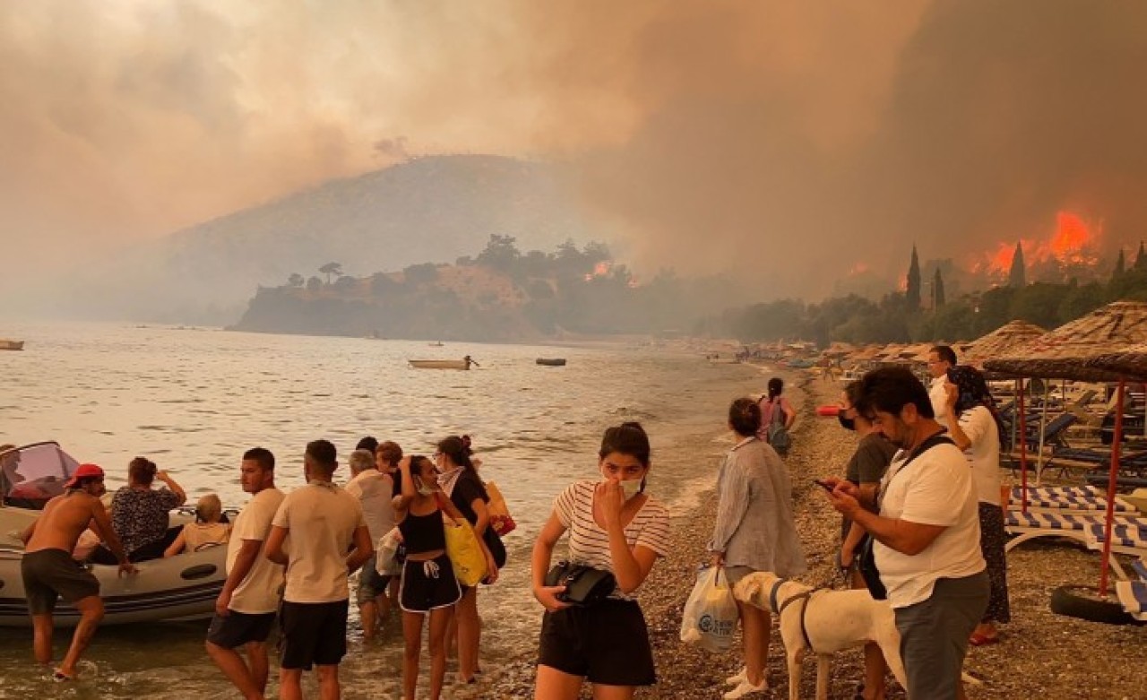 Bodrum'da yangın dehşeti: Saniyelerle yarıştılar,  denizden tahliye edildiler