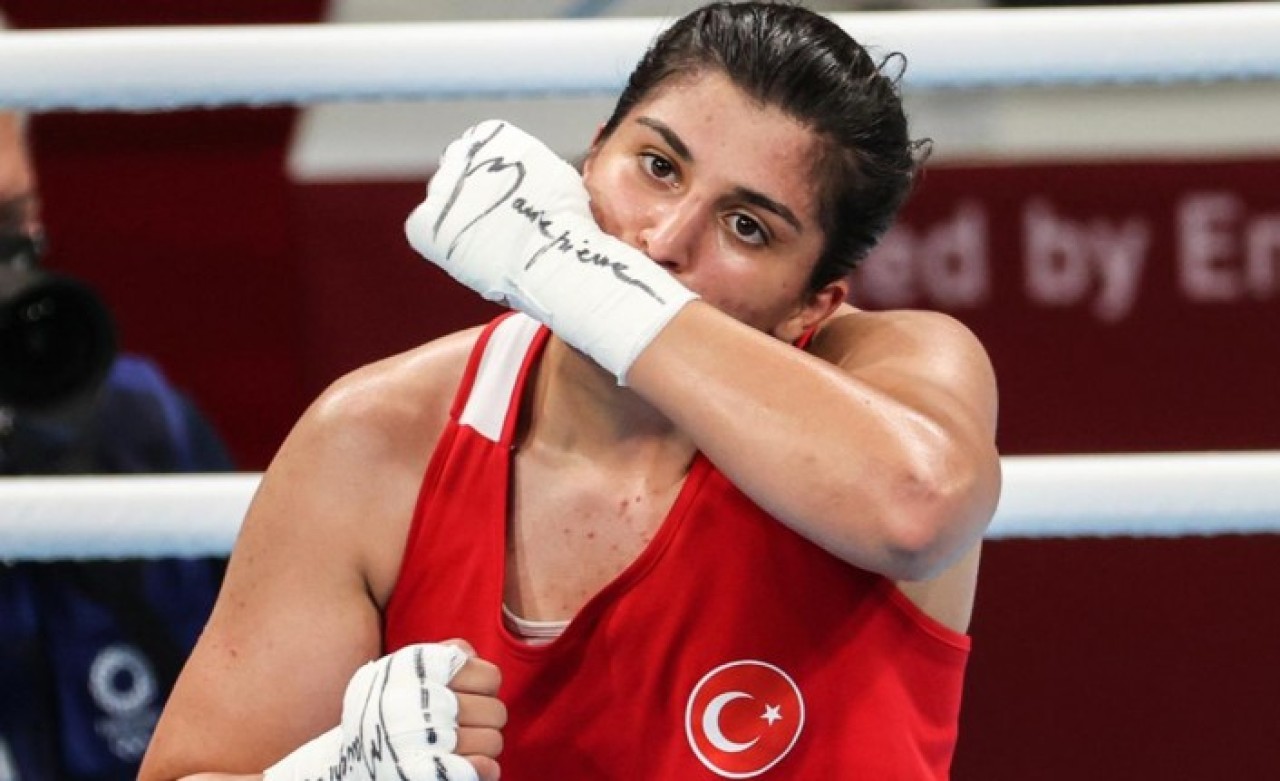 Boks tarihimizde bir ilk: Busenaz Sürmeneli altın madalyanın sahibi oldu!