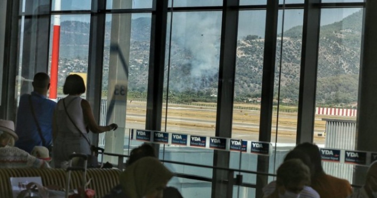 Dalaman'da havalimanı yakınlarında orman yangını çıktı: Uçuşlar bir süre durduruldu