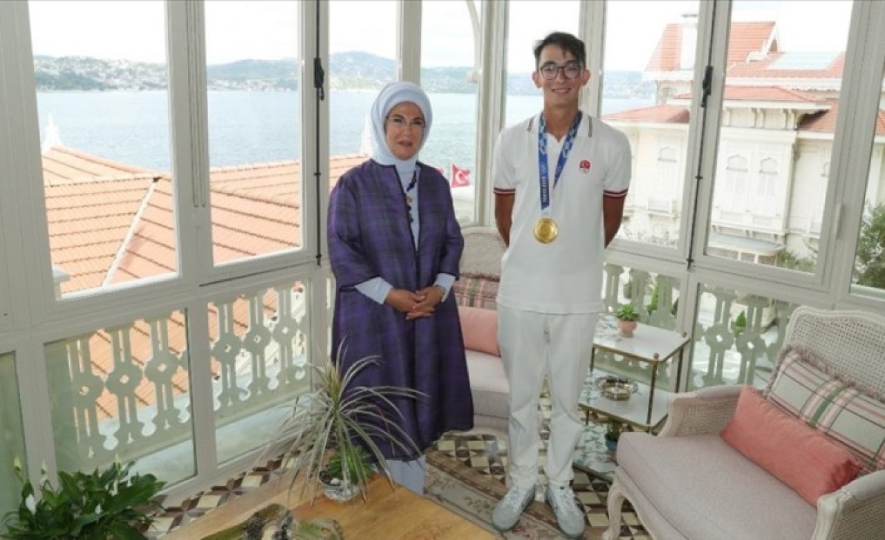 Emine Erdoğan,  olimpiyat şampiyonu milli okçu Mete Gazoz'u kabul etti
