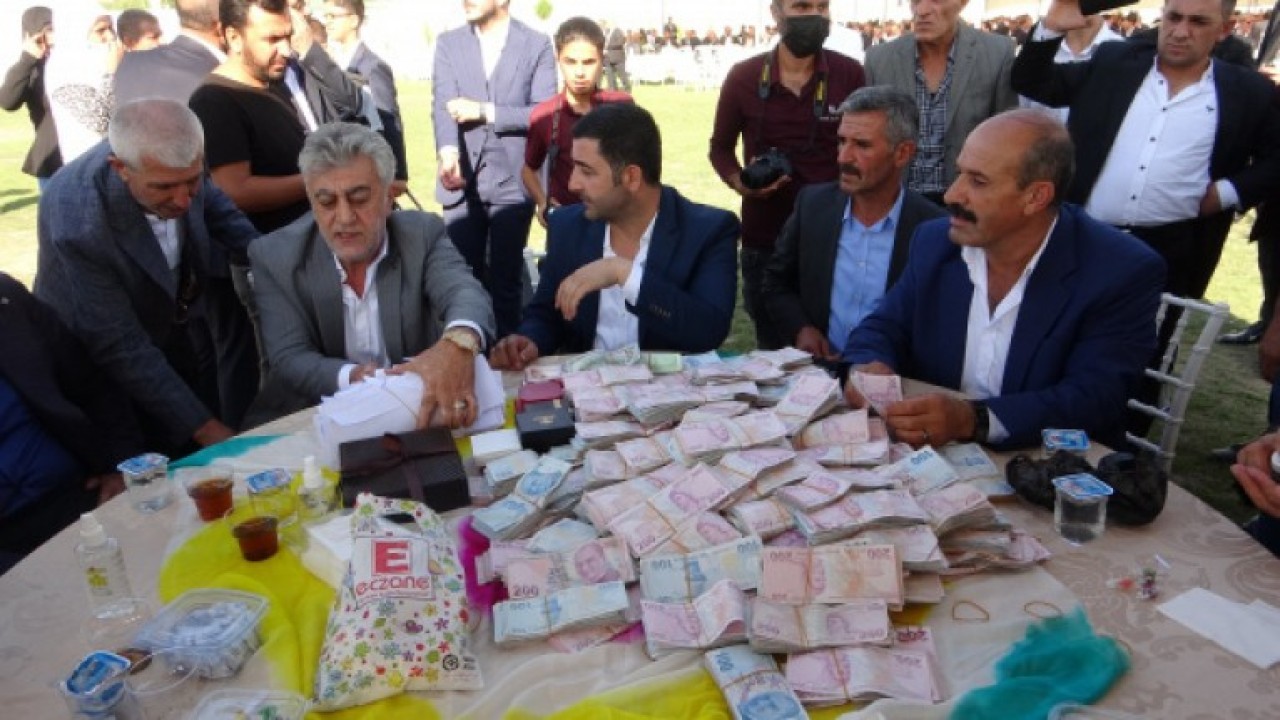 Ertoşi aşiretinden Nejdet Bayram'ın oğlu Rızgin Bayram'ın düğününde milyonlarca lira ve kilolarca altın takıldı