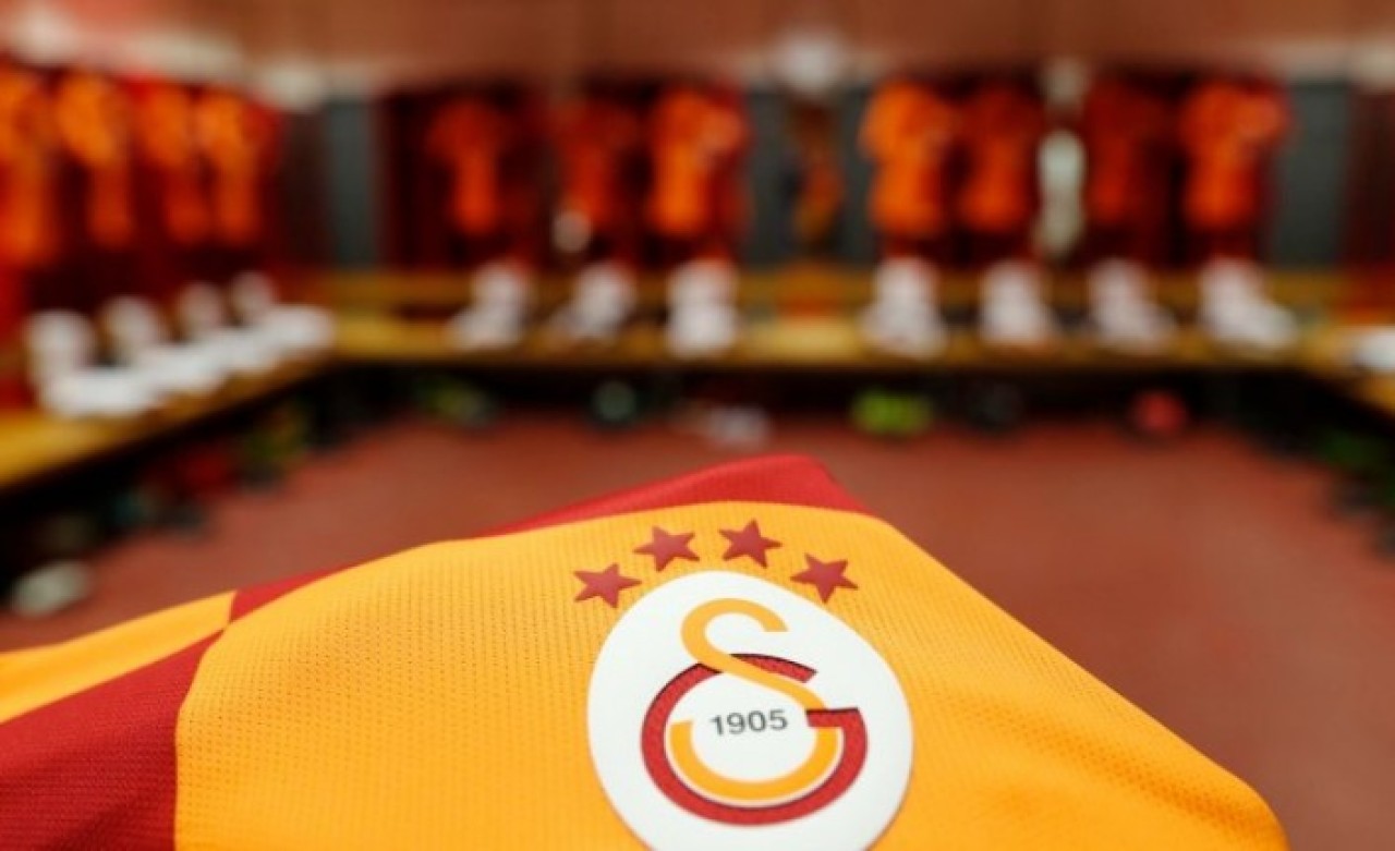 Galatasaray'da üç futbolcu ayrılıyor