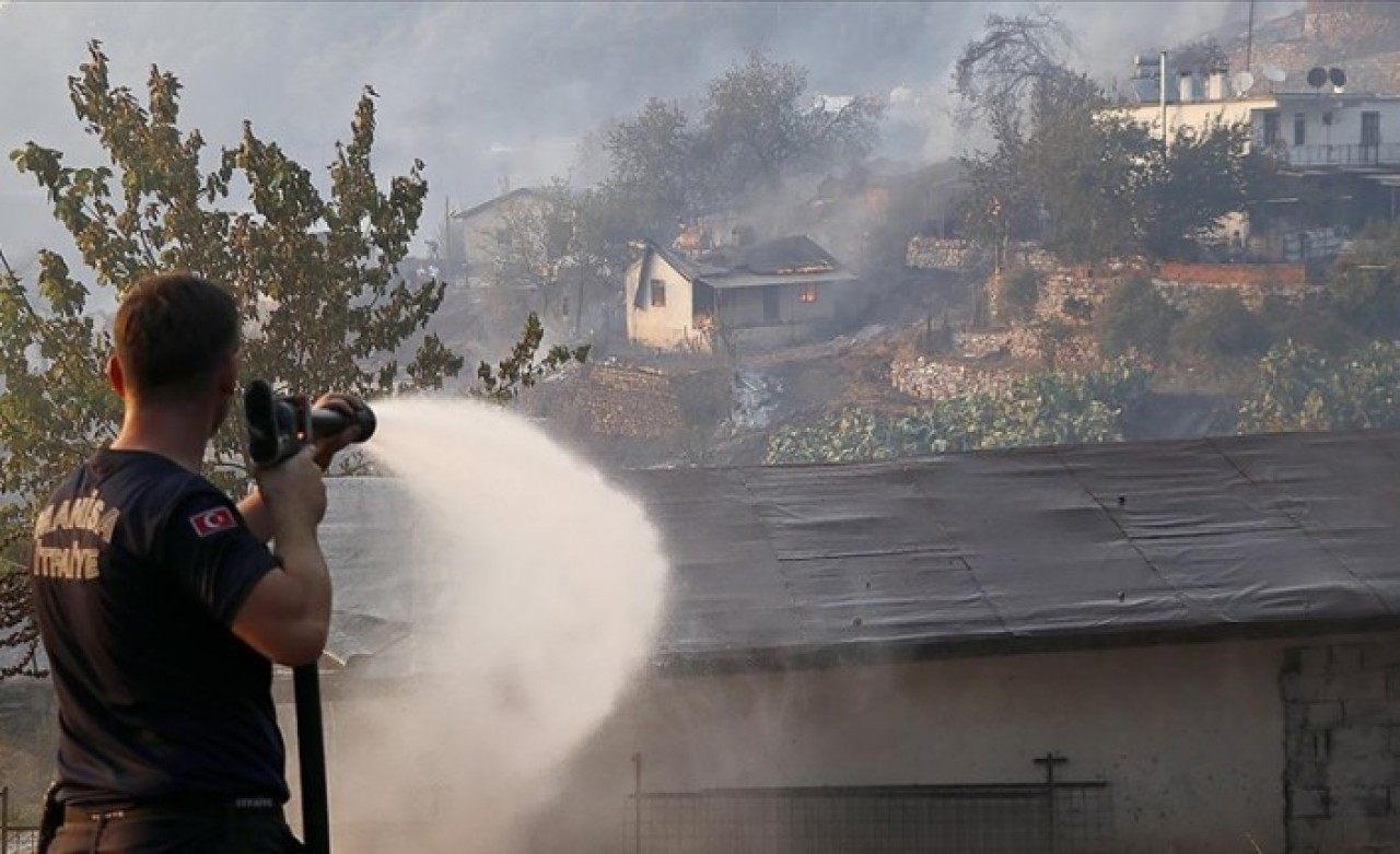 Görüntüler korkunç! Marmaris'teki orman yangını,  yerleşim yerine kadar ulaştı: Evler yanıyor