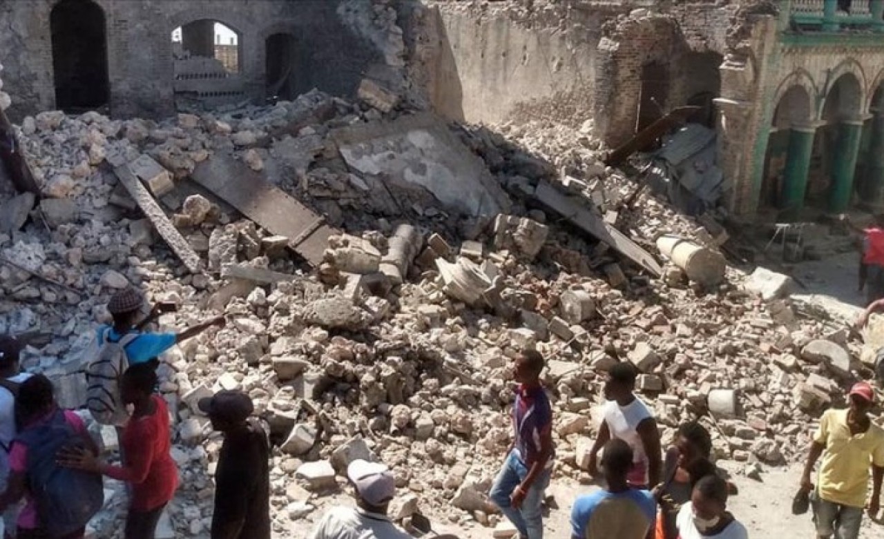Haiti'de 7, 2 büyüklüğünde deprem: Yüzlerce ölü var