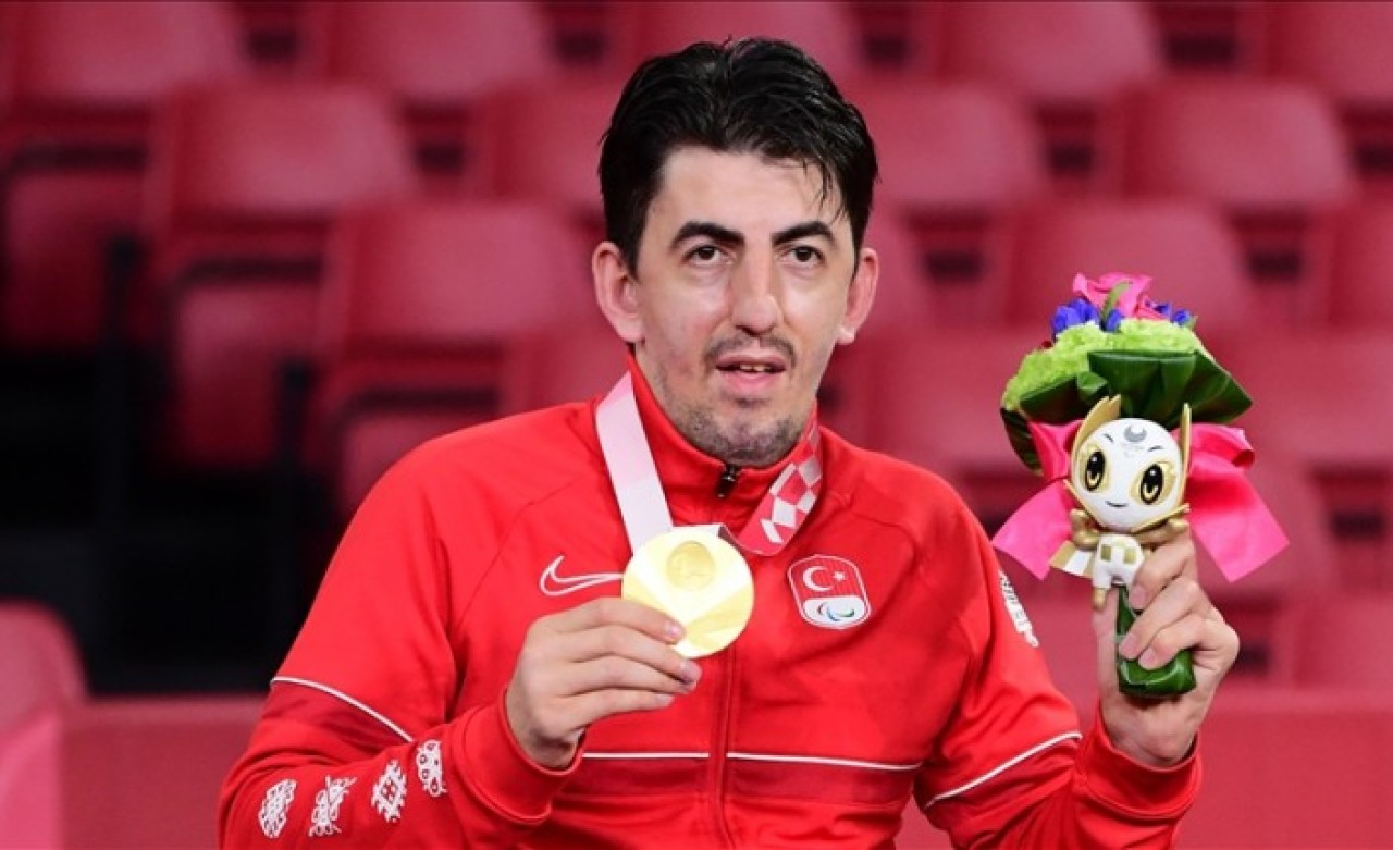 Helal olsun Abdullah Öztürk: Tokyo'da altın madalya kazandı