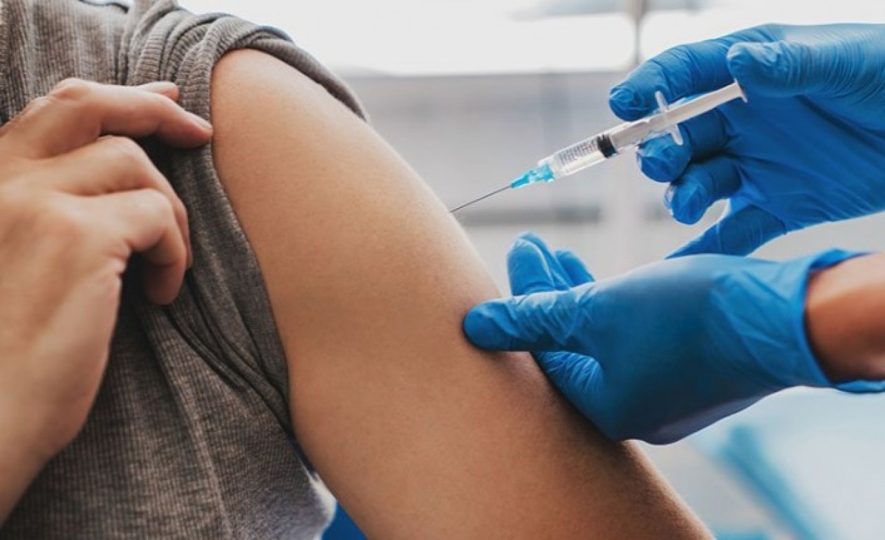 İki doz BioNTech aşısı olan doktor koronavirüsten hayatını kaybetti