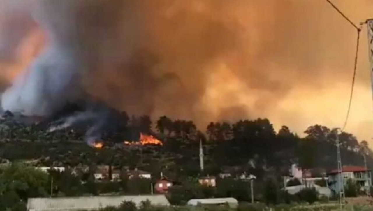 Isparta'da yangın yerleşim yerine ulaştı: Vatandaşlar evlerini terk ediyor
