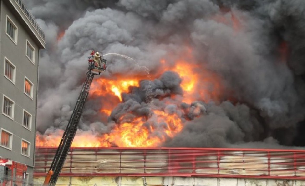 İstanbul'da büyük yangın: Patlama sesleri geldi! Valilikten açıklama
