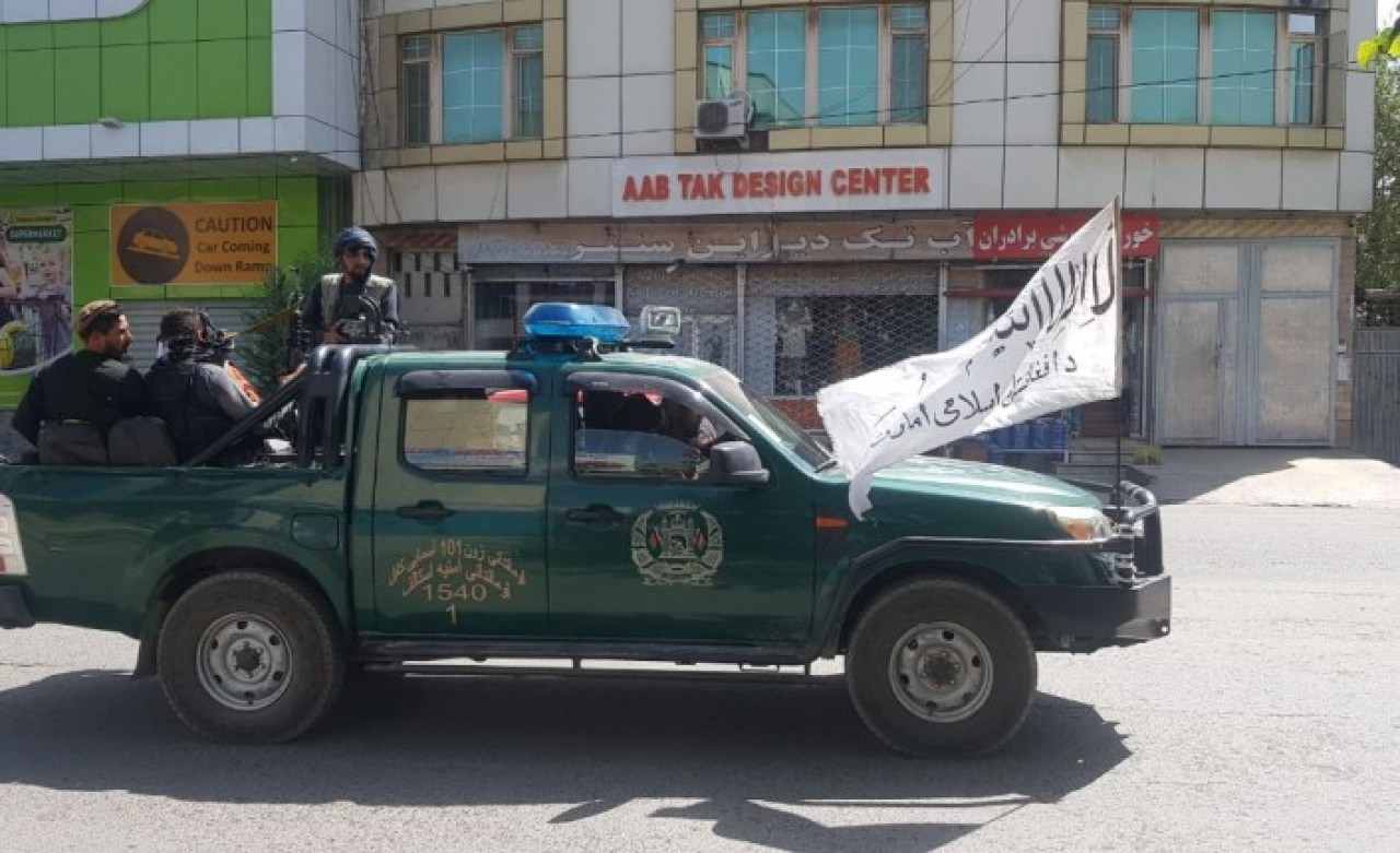 İşte Kabil'de devriyeye başlayan Taliban yönetimi: Bakın neleri yasaklıyor!