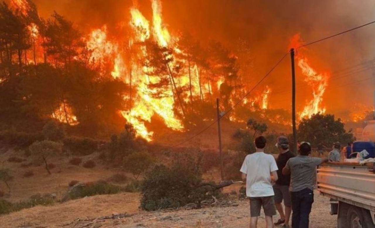 İşte yangınlarda son durum: Bir mahalle yandı,  bir mahalle boşaltıldı,  alevlerin yaklaştığı santralde alarm!