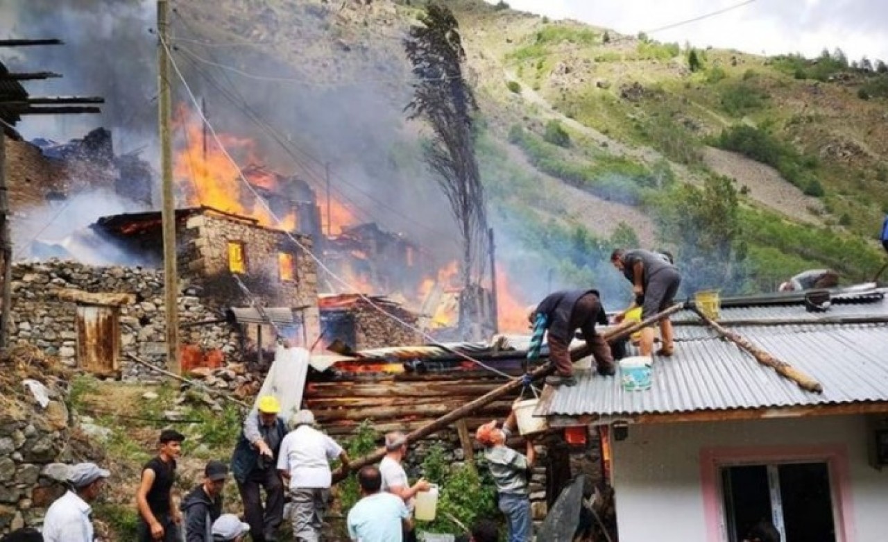Karadeniz'e sıçradı: Artvin Yusufeli'nde yangın,  evler alev aldı