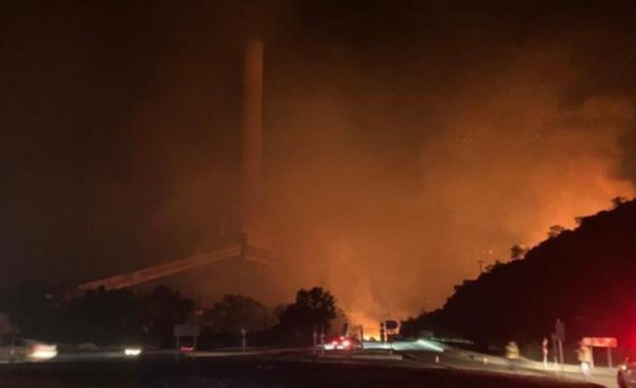 Kemerköy Termik Santrali yanıyor: Bakanlar Süleyman Soylu ve Fatih Dönmez de oradaydı,  Deniz Kuvvetleri devreye girdi