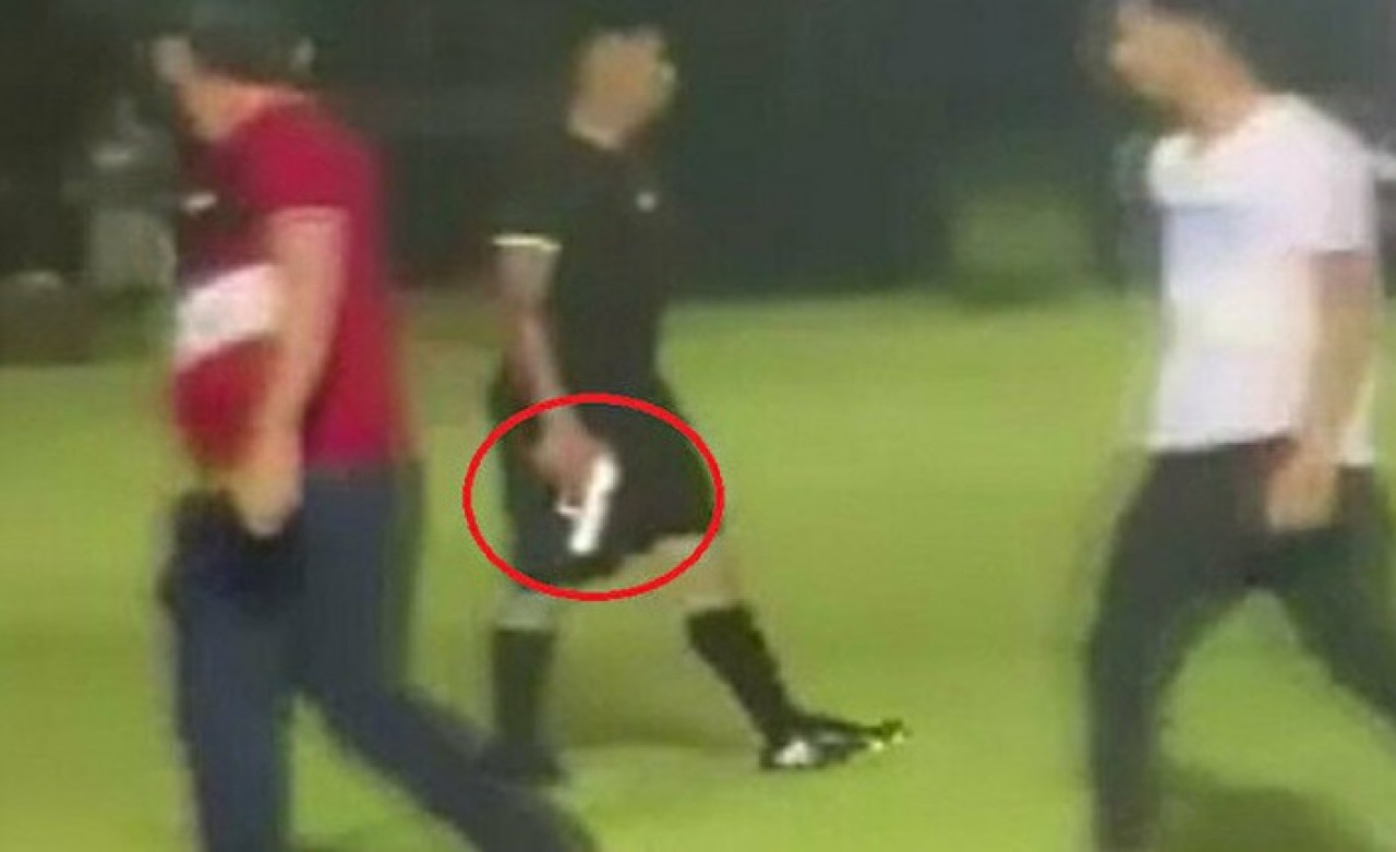 Maçta inanılmaz olay: Hakem sahanın ortasında silah çekti!