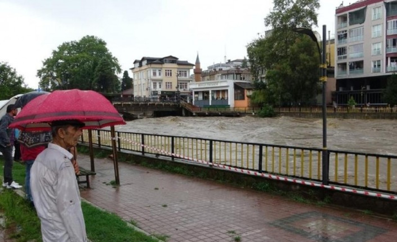 Ordu'da sel! Meteoroloji 4 şehiri daha uyardı: Kuvvetli yağış bekleniyor