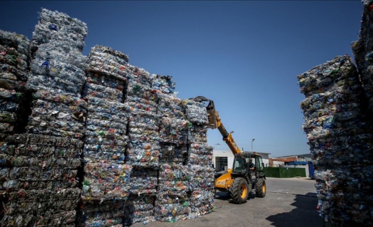 Plastik atıklar geri dönüşümle sektörlere ham madde oluyor