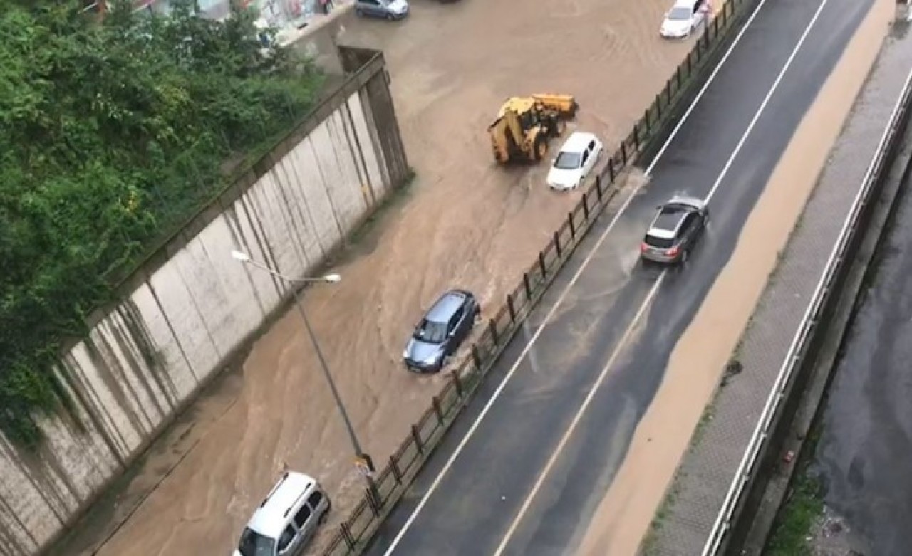 Rize’de şiddetli yağış: Karayolu trafiğe kapandı