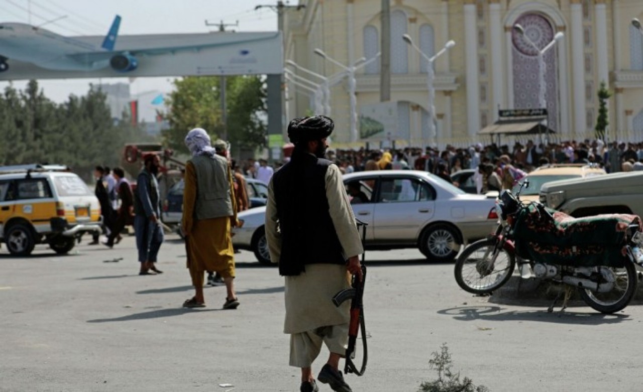 Taliban dünyaya ılımlı mesaj verirken,  bir kadını burka giymediği için infaz etti: Görüntüler şoke etti!