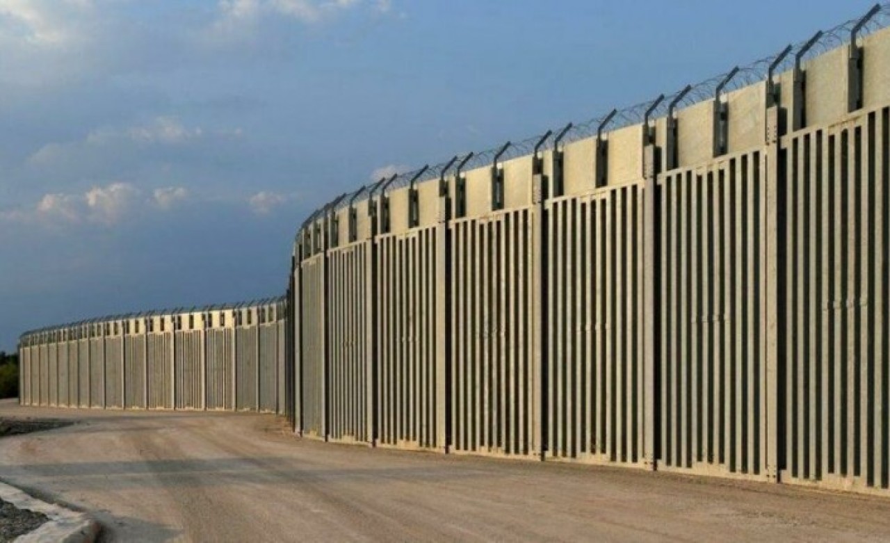 Türkiye sınırına 40 kilometre çelik duvar ördüler!