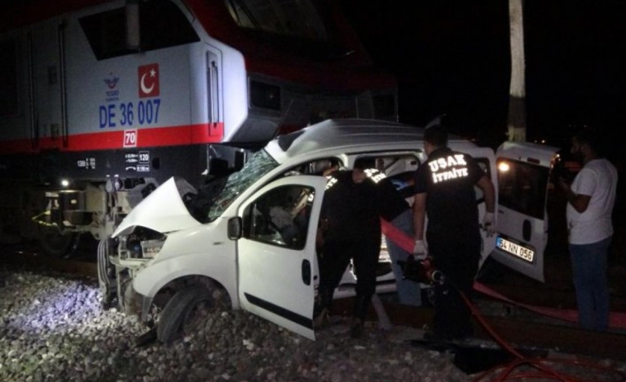 Uşak'ta tren otomobile çarptı: İsmet Özçelik ve Serap Özçelik öldü