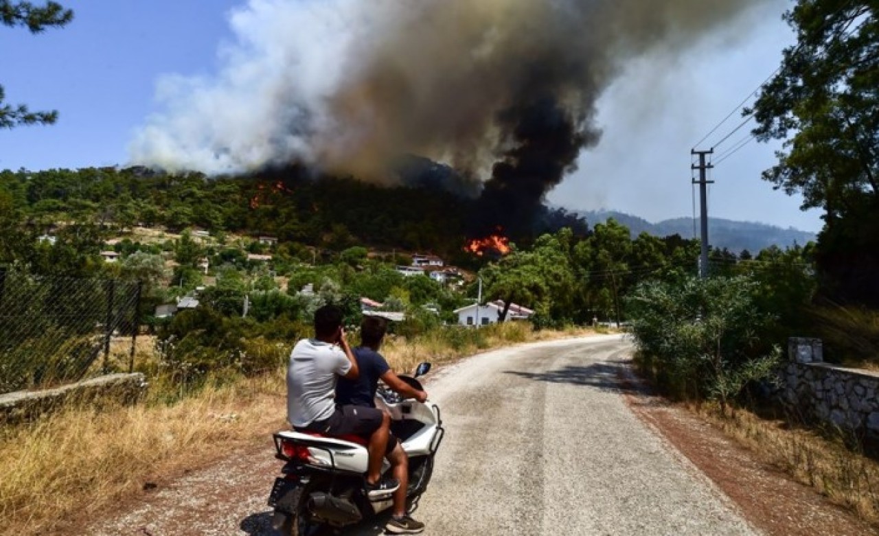 Yangın yine büyüyor: Manavgat'ta bir mahalle daha boşaltıldı