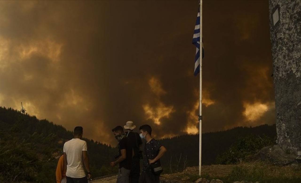 Yunanistan'da yangın felaketinde ölü ve yaralılar var: Yangın söndürme uçağı düştü