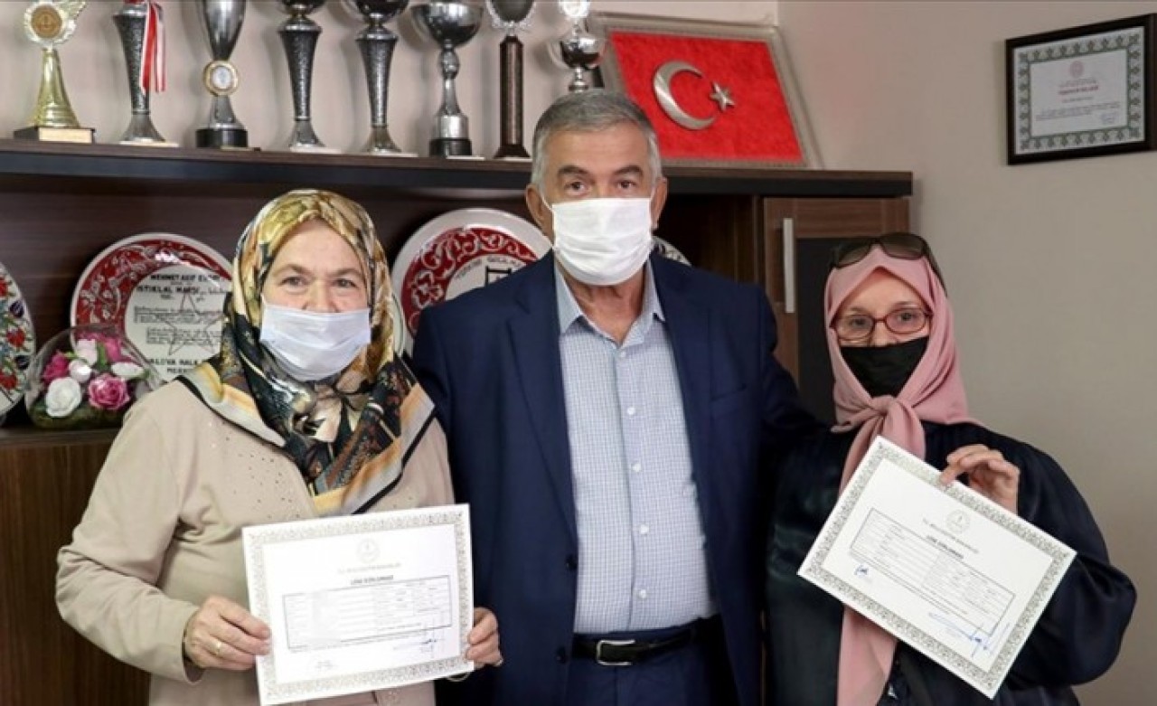 70'inden sonra liseyi bitiren torun sahibi kadınlar,  üniversite sınavına hazırlanıyor