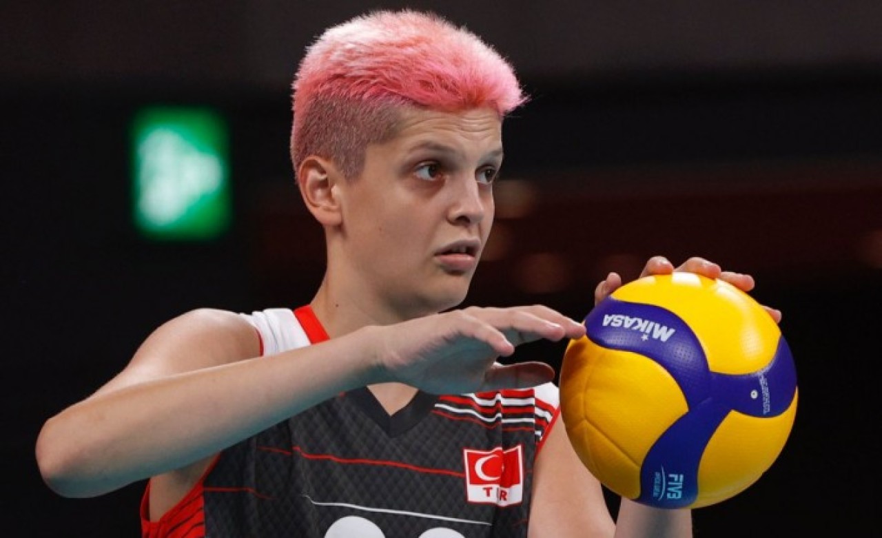 A Milli Kadın Voleybol Takımı'nın yıldızı Ebrar Karakurt Türkiye'ye veda etti: İşte transfer olduğu takım!