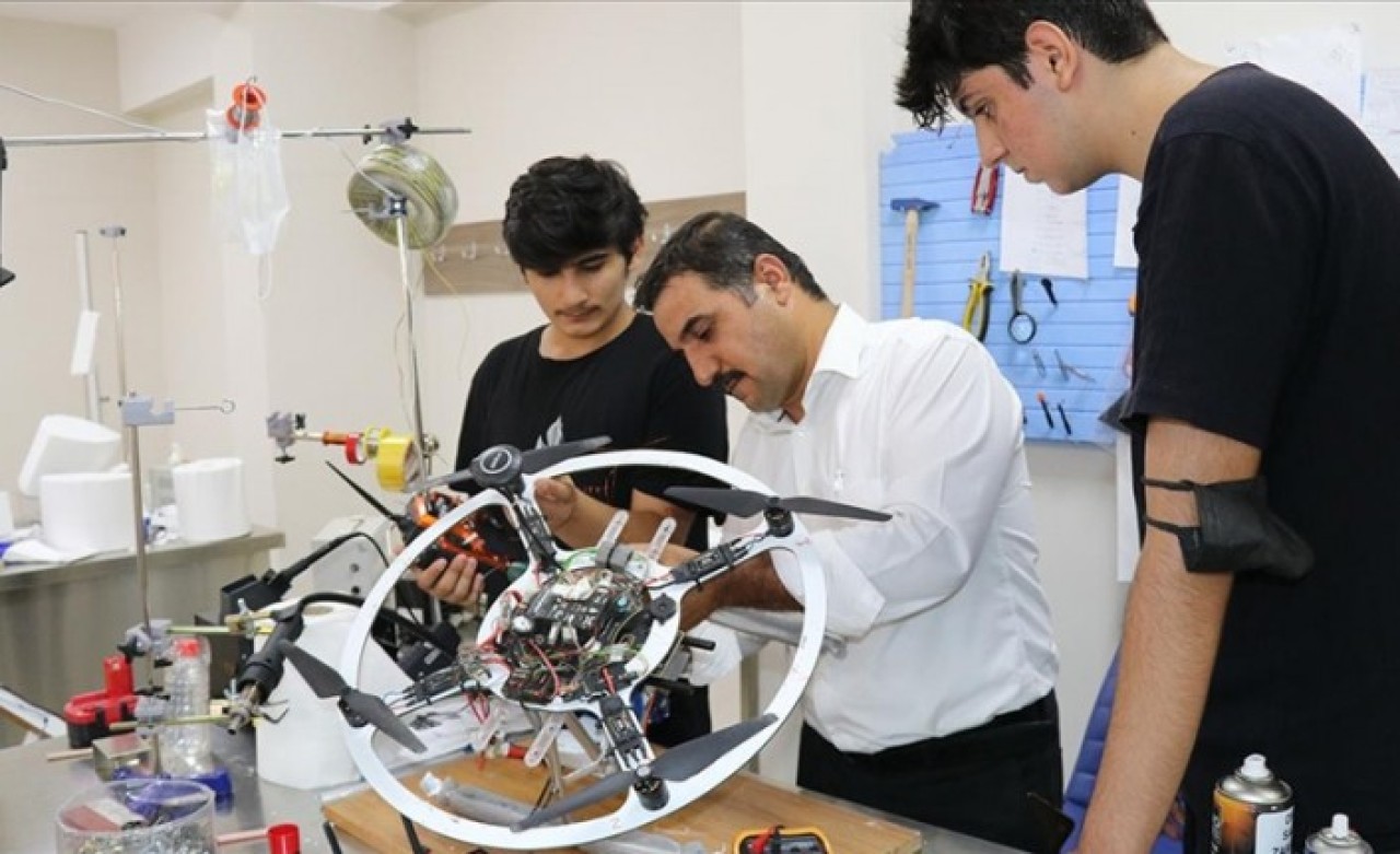 Anadolu İmam Hatip Lisesi öğrencilerinden yük taşıyan İHA projesi