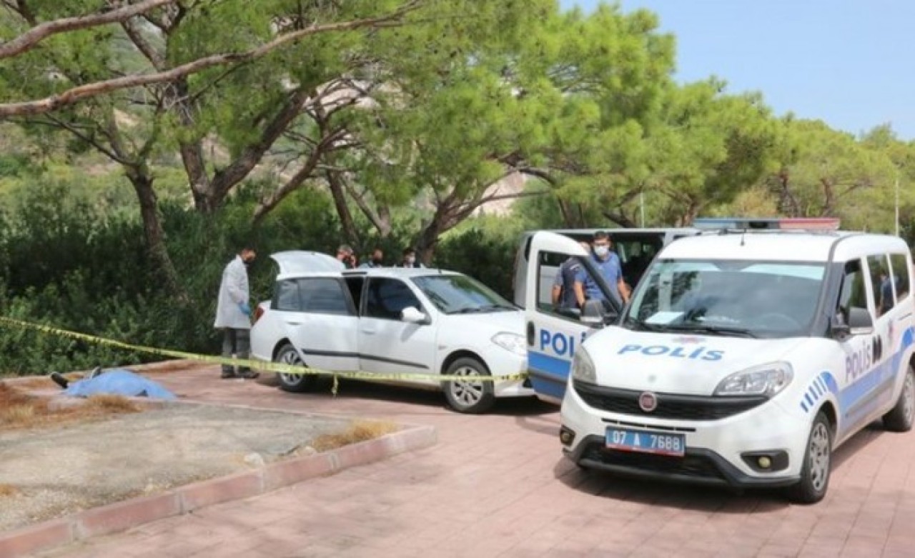 Antalya'da kadın arkadaşıyla sohbet ederken fenalaştı: Adem Gülmez öldü