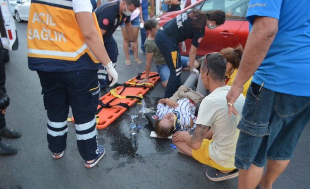 Ayvalık'ta kaza geçirenlere yardıma koşan Ali Sural,  yaralının eşi Deniz Sural olduğunu görünce şaşkına döndü