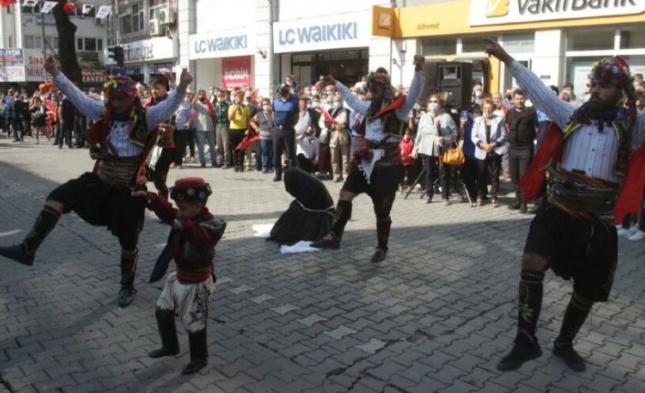 Balıkesir'deki çarşaflı kadın gösterisine büyük tepki: Kaymakam Turgay Ünsal merkeze çekildi