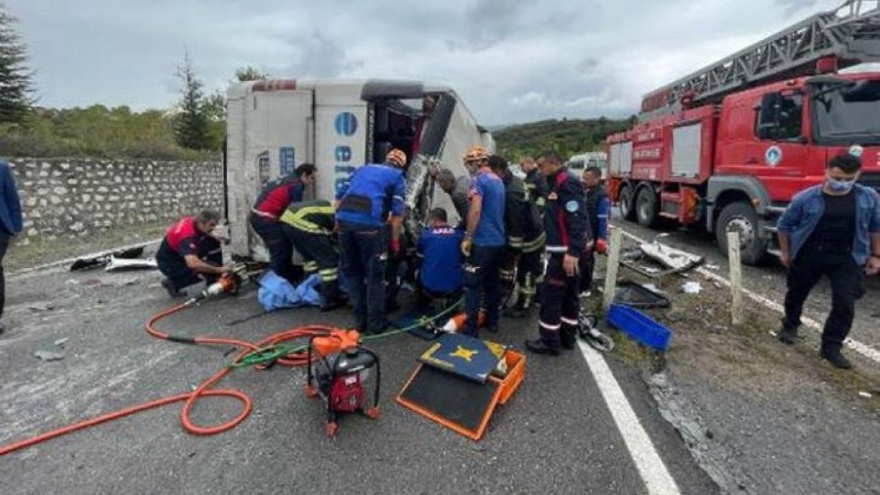 Bartın'da otobüsle otomobil çarpıştı: Komiser yardımcısı Uğur Özdemir,  eşi Emine Özdemir ve şoför Halit Uğur öldü 
