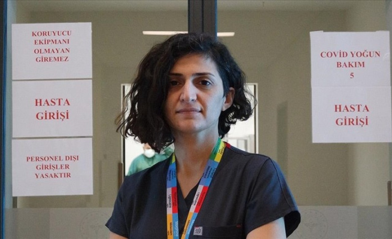 Bebeğini göremeden ölen annenin üzüntüsünü yaşayan doktordan aşı çağrısı