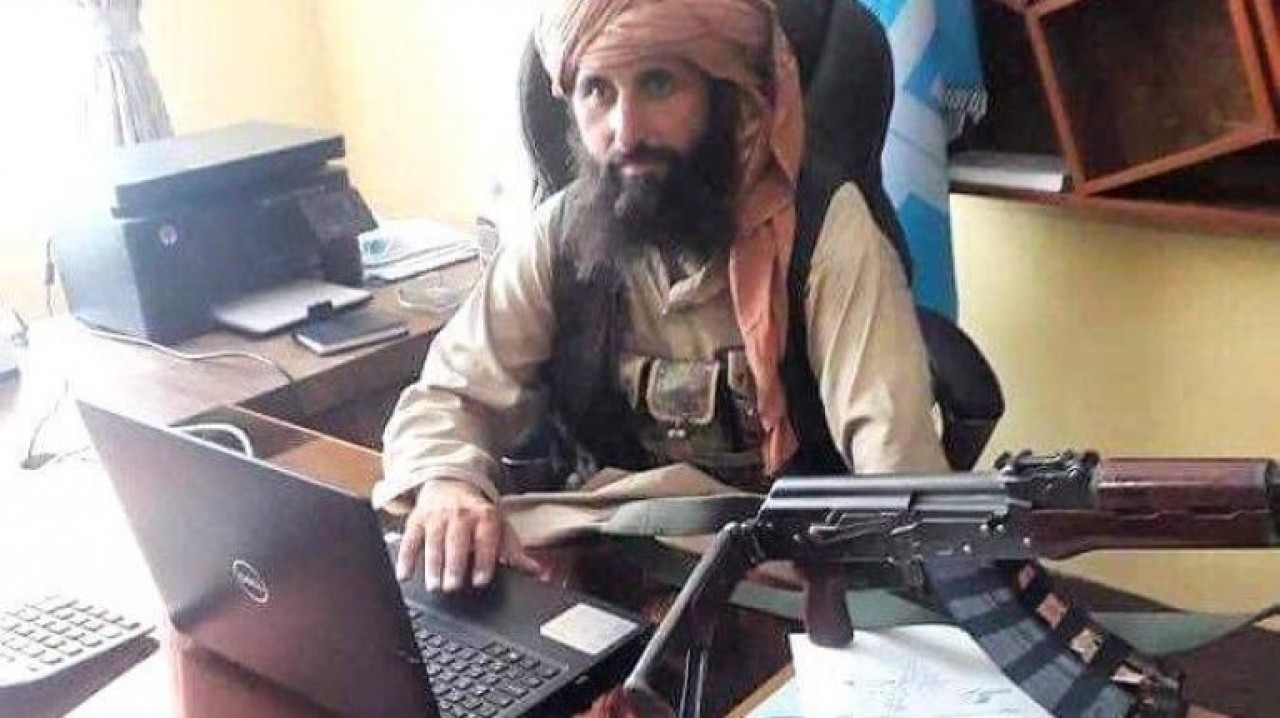 Bir elinde laptop,  bir elinde tüfek,  hem de makinalı: İşte Taliban'ın Merkez Bankası Başkanı!